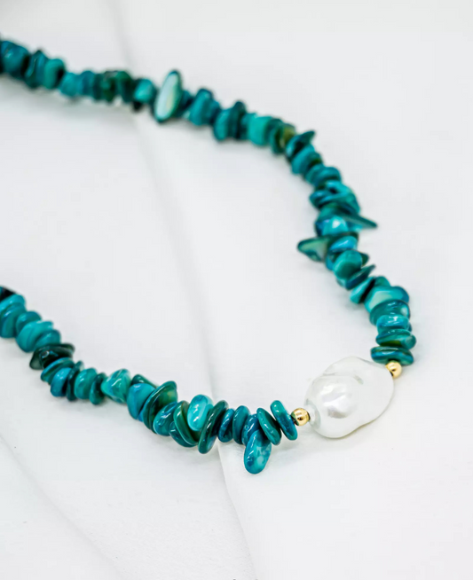 Choker with Green Gemstone Chips & Shell Pearl
