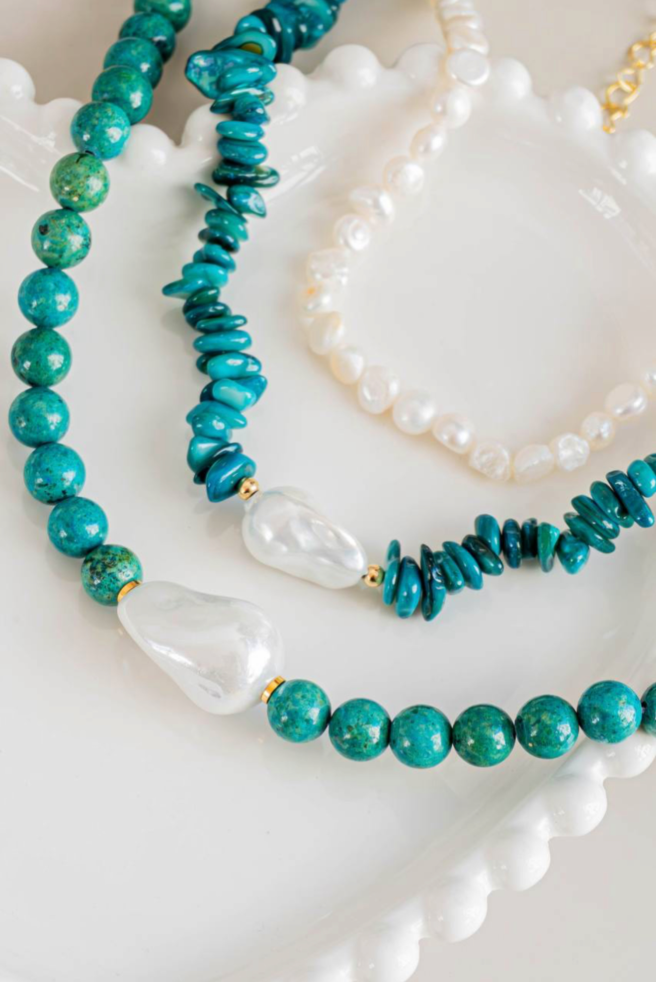 Choker with Green Gemstone Chips & Shell Pearl